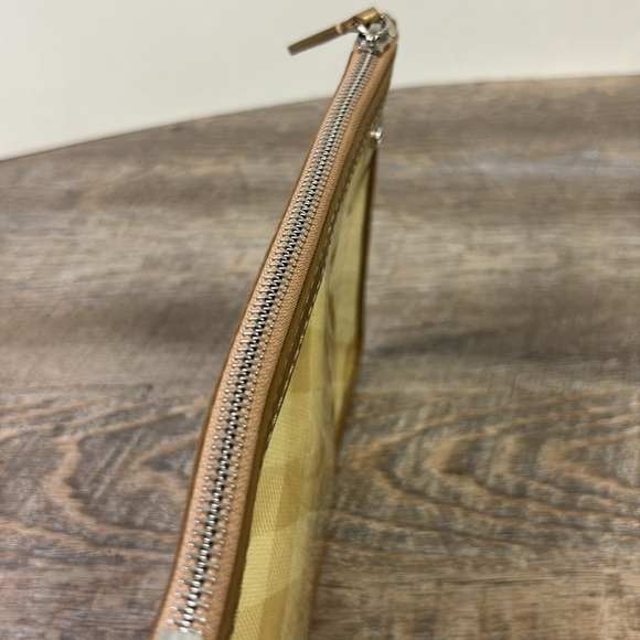 BURBERRY Gold/Lime Supernova Check Vinyl and Leather
Lawrence Snap Pouch - Picture 6 of 12